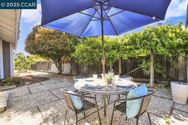 1821 Alicante Ct, Concord CA: https://media.crmls.org/mediaz/043aa188-99f4-455f-b8e2-9829544260a0.jpg
