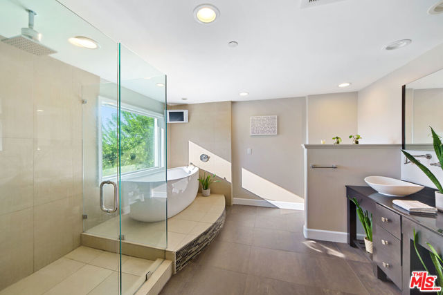 5118 Cerrillos Drive, Woodland Hills CA: https://media.crmls.org/mediaz/043b7dd1-73d5-48de-9806-57066d078f6f.jpg