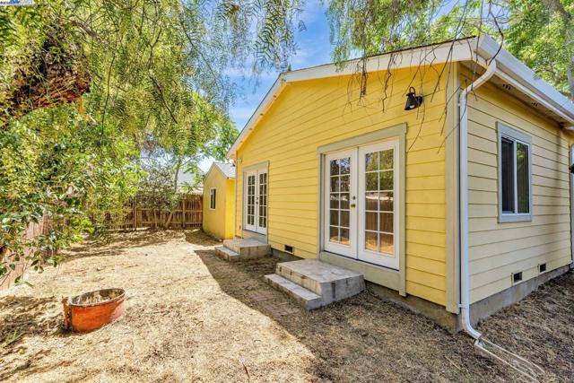 2056 Elm St, Livermore CA: https://media.crmls.org/mediaz/043c2396-ff0f-4f41-ba25-1dbda046d2ec.jpg