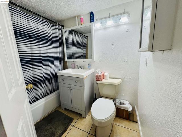 1344 64Th Ave, Oakland CA: https://media.crmls.org/mediaz/043c3a05-4537-4039-8f1f-6c8b63fc062e.jpg