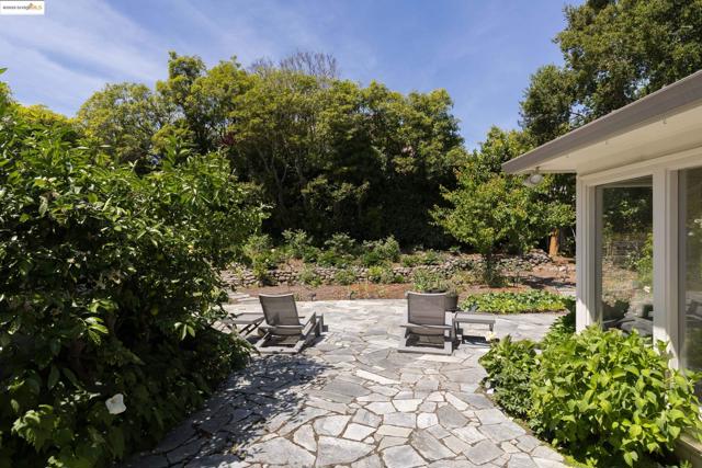 40 Westminster Dr, Oakland CA: https://media.crmls.org/mediaz/043c8b5a-b63b-48c8-98d1-1053f73ab4f3.jpg