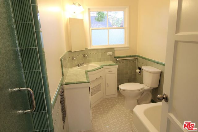 11410 Aqua Vista Street, Studio City CA: https://media.crmls.org/mediaz/043d3140-a237-4c94-b9f8-2e29ee9e177b.jpg