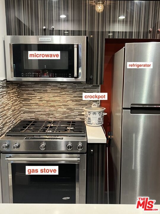 950 N Kings Road, West Hollywood CA: https://media.crmls.org/mediaz/043d44a8-9df2-43e3-809a-d75218e10590.jpg