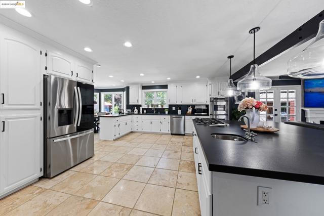51 Cunha Ct, Oakley CA: https://media.crmls.org/mediaz/043d6f65-7dd1-4816-b28a-b47e72eff555.jpg