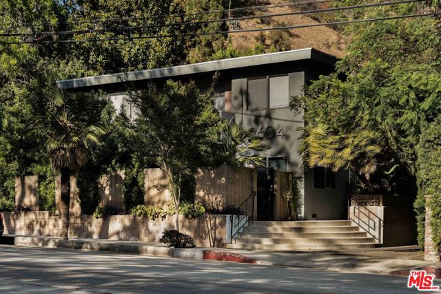 2604 N Beachwood Drive, Los Angeles CA: https://media.crmls.org/mediaz/043e0fae-d996-497a-bf32-566b844c5b96.jpg
