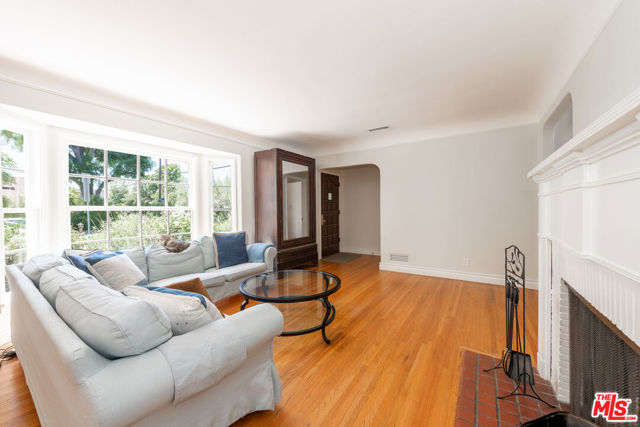 5454 Agnes Avenue, Valley Village CA: https://media.crmls.org/mediaz/043e73dd-dc1a-45d0-aba6-baafc76405f5.jpg