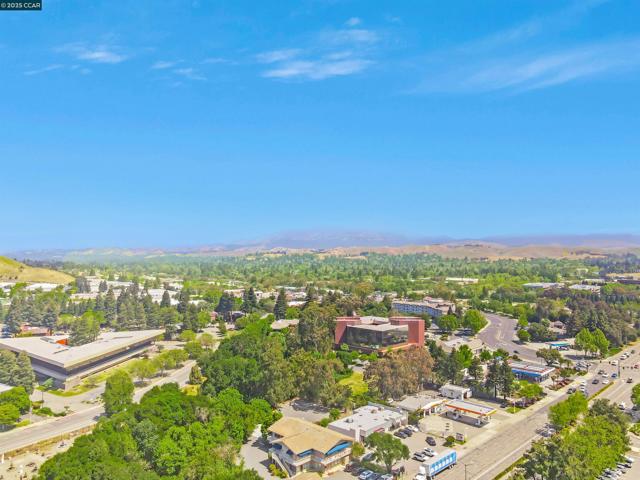 2782 Canyon Creek Dr, San Ramon CA: https://media.crmls.org/mediaz/043f2e9d-3594-46d7-97da-31e48d028d76.jpg