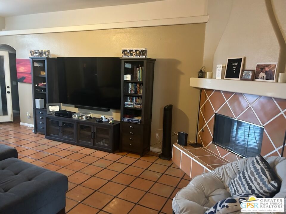 https://media.crmls.org/mediaz/0440445f-ab12-4669-adf2-0a52cbcddb54.jpg?preset=X-Large