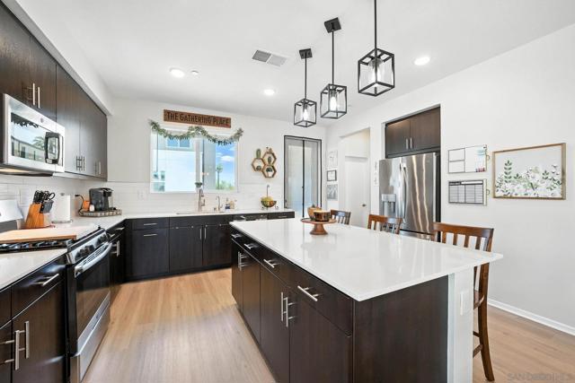 5405 Calle Sand Arch, San Diego CA: https://media.crmls.org/mediaz/04408102-382e-43f0-9eec-c7bfff5aaec6.jpg
