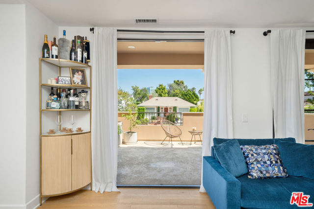 10523 Ashton Avenue, Los Angeles CA: https://media.crmls.org/mediaz/04410ca2-9a57-4e31-93bd-c492e017dd9a.jpg