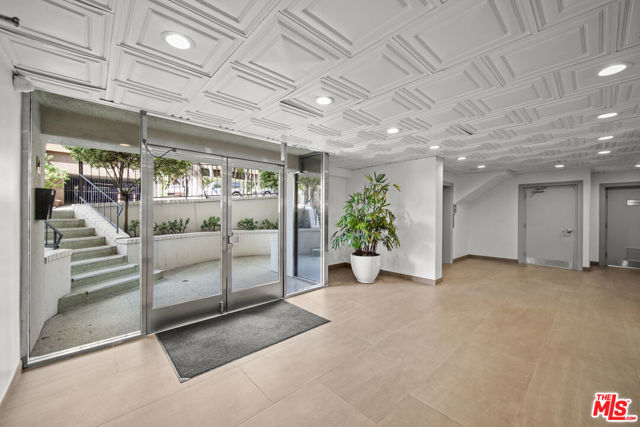 960 Larrabee Street, West Hollywood CA: https://media.crmls.org/mediaz/0442a2d1-fc01-4aff-8e6d-7266818cbc18.jpg