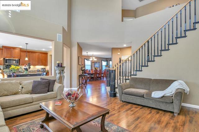 596 Toscanna Court, Brentwood CA: https://media.crmls.org/mediaz/04430a4b-28f2-4339-8d19-bff0bc16eeb1.jpg