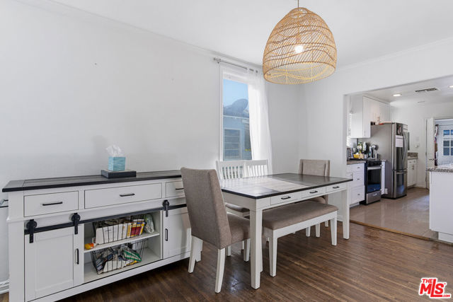 611 N Buena Vista Street, Burbank CA: https://media.crmls.org/mediaz/04433f88-5aac-4ff9-979a-120e5f7f7864.jpg