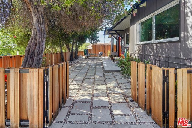 1865 UPPERTON Avenue, Los Angeles CA: https://media.crmls.org/mediaz/0443aa80-8809-4537-9ce6-971d738fd3aa.jpg
