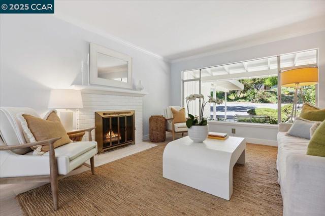 32 California Ave, Orinda CA: https://media.crmls.org/mediaz/04469e6e-5250-432d-87d6-138b07326074.jpg