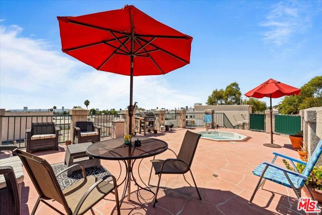 1342 N Sierra Bonita Avenue, West Hollywood CA: https://media.crmls.org/mediaz/04475a48-9d80-4e61-b74f-04f2ad1b99b4.jpg