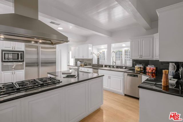 17765 Camino De Yatasto, Pacific Palisades CA: https://media.crmls.org/mediaz/04475d2e-b63b-4bf6-8aca-51515dbf8603.jpg