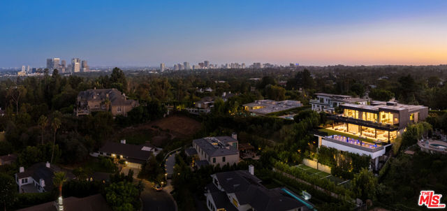 1140 Summit Drive, Beverly Hills CA: https://media.crmls.org/mediaz/04476aea-f3d6-426b-a510-315245ced5a3.jpg