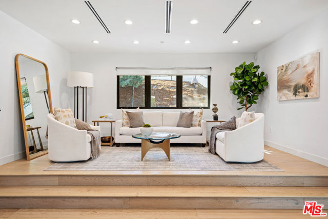 19536 Wells Drive, Tarzana CA: https://media.crmls.org/mediaz/0447d049-7382-467a-be9c-613fafc79f73.jpg