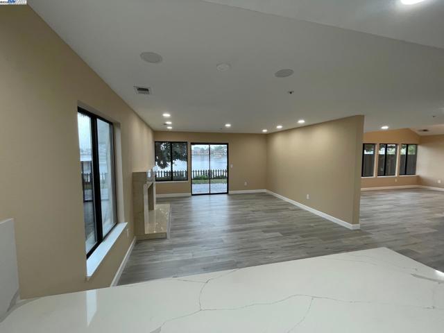 706 Widgeon St, Foster City CA: https://media.crmls.org/mediaz/0448195d-7ed5-4535-a79b-7e7614ef9ca3.jpg