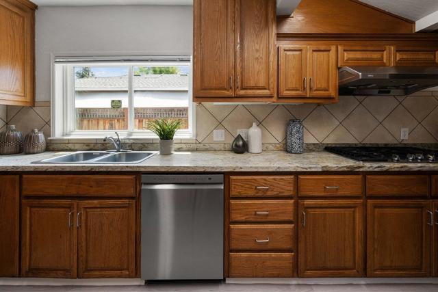 639 Douglas Avenue, Redwood City CA: https://media.crmls.org/mediaz/04487cb5-9310-4c32-8f5a-4ab49b3ef25f.jpg