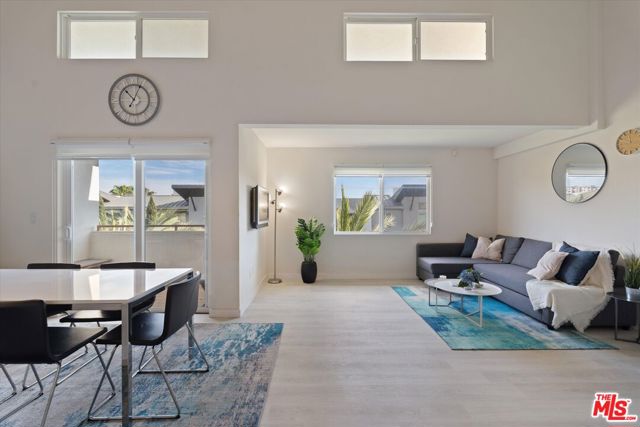 13200 Pacific Promenade, Playa Vista CA: https://media.crmls.org/mediaz/04496f7e-0ea3-4294-89c7-9b8861de0bb0.jpg