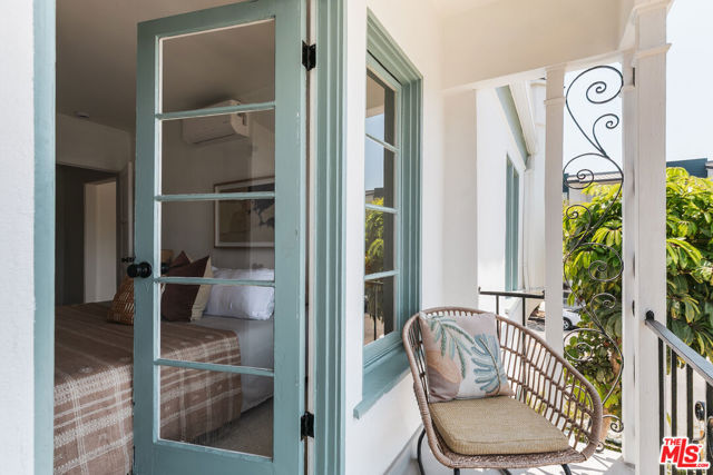 515 1/2 Rose Avenue, Venice CA: https://media.crmls.org/mediaz/0449d4c9-8325-4b7f-b052-f200781f68f7.jpg
