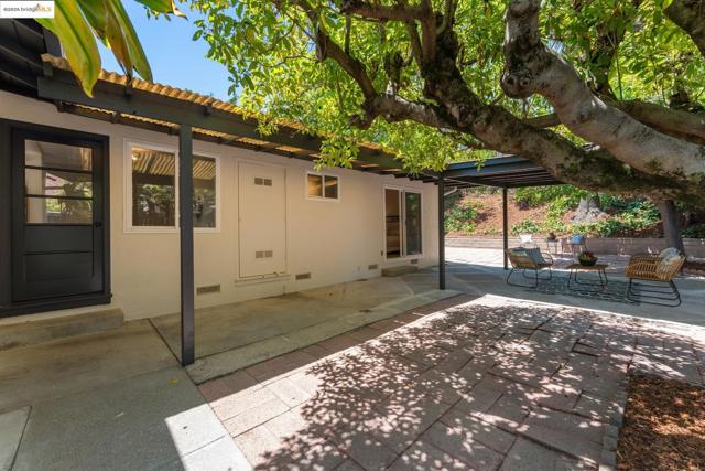3129 Deseret Dr, Richmond CA: https://media.crmls.org/mediaz/0449e0e9-f726-4c8a-b921-3cfd14beeddd.jpg