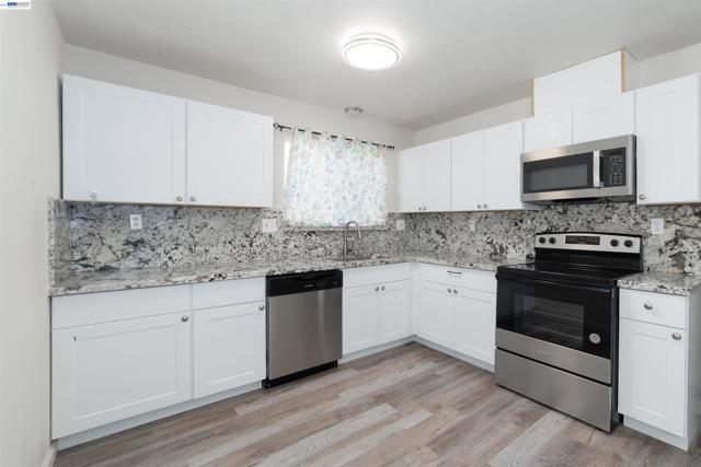 324 Eva Ct, Manteca CA: https://media.crmls.org/mediaz/0449ffea-760e-4ebf-84ca-64a3270fd0a7.jpg