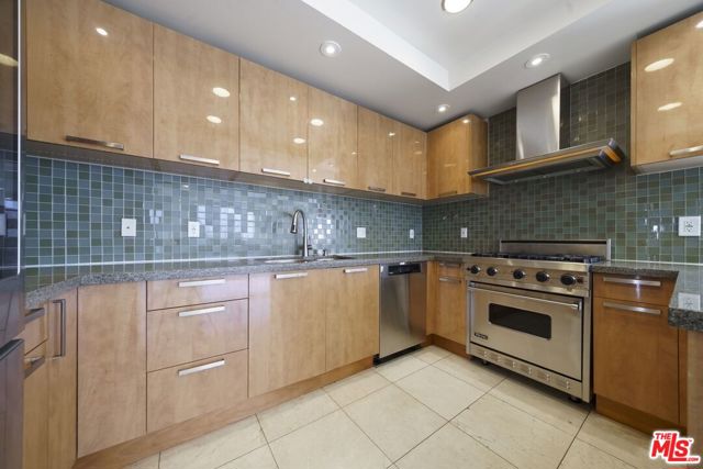 702 S Serrano Avenue, Los Angeles CA: https://media.crmls.org/mediaz/044afff1-ea7b-4863-9700-eb6718fd7347.jpg