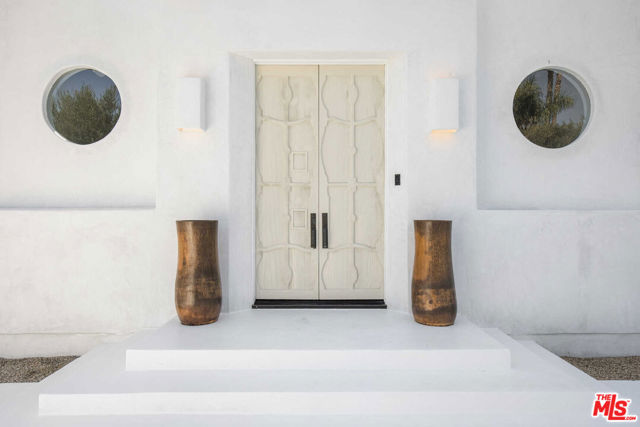 27405 Pacific Coast Highway, Malibu CA: https://media.crmls.org/mediaz/044b59cb-69c9-4c5a-864a-e7322ccbbe26.jpg
