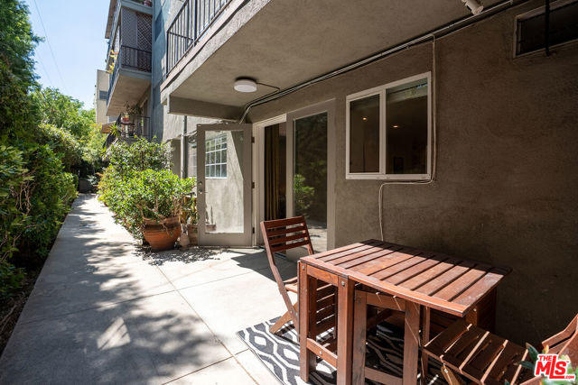 532 N Rossmore Avenue, Los Angeles CA: https://media.crmls.org/mediaz/044bd49d-3c54-43af-a7a4-0aebe037dbdd.jpg