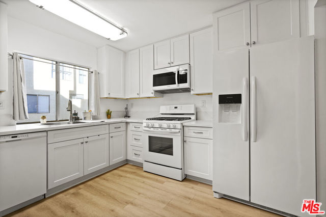 5245 Coldwater Canyon Avenue, Sherman Oaks CA: https://media.crmls.org/mediaz/044bd824-3a52-416d-a08e-b4f4c3e710ca.jpg