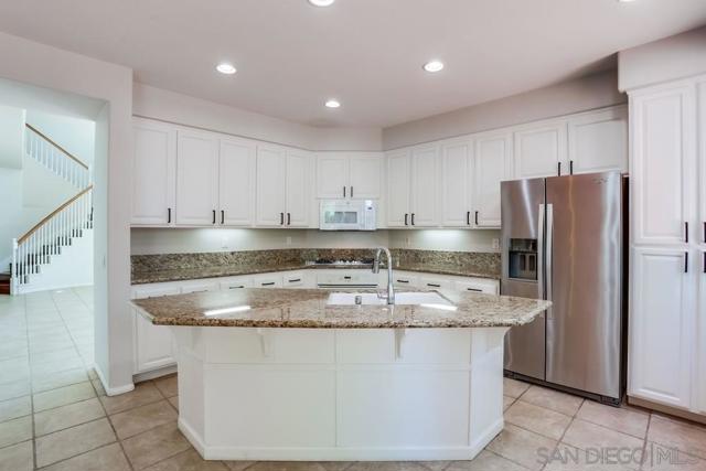 5423 Foxtail Loop, Carlsbad CA: https://media.crmls.org/mediaz/044c721b-8a61-4dcc-8b32-594433a49416.jpg