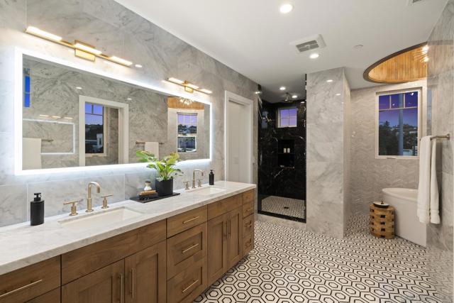 464 466 Westbourne, San Diego CA: https://media.crmls.org/mediaz/044c8aa2-15a8-4d09-80c2-105935c2d6cf.jpg