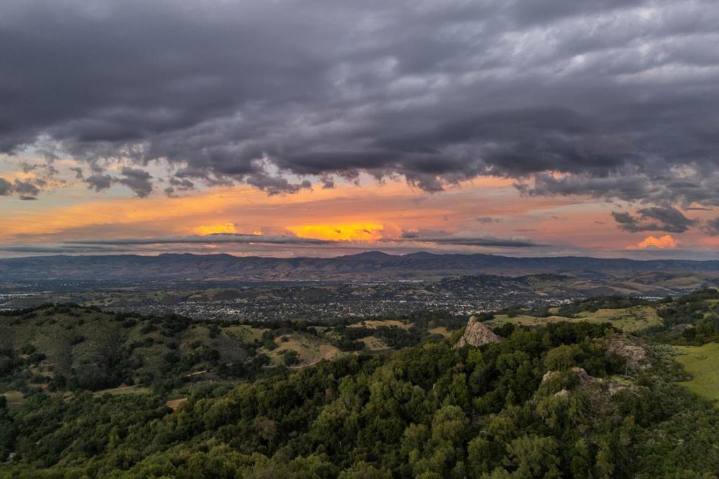 https://media.crmls.org/mediaz/044c97ae-0c90-4eaa-b765-db78586ce89c.jpg?preset=X-Large