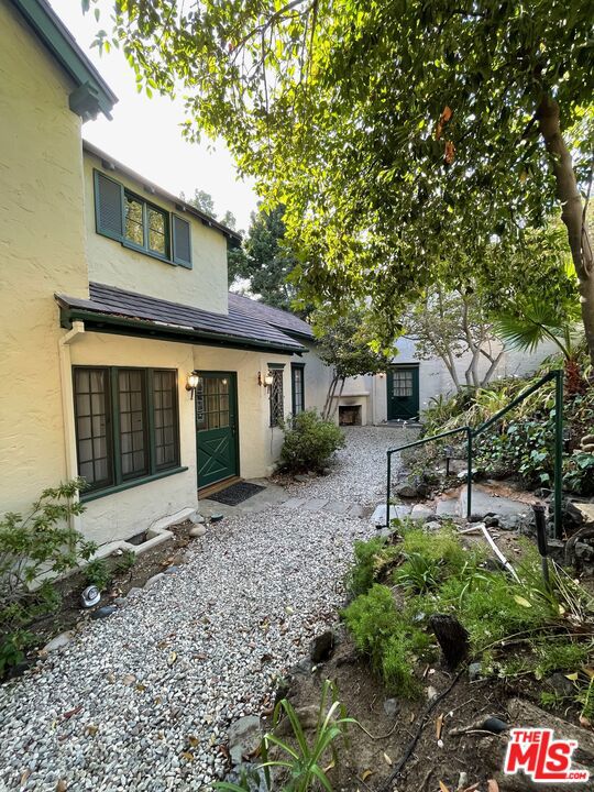 3116 Lake Hollywood Drive, Los Angeles CA: https://media.crmls.org/mediaz/044cd05b-82ff-485b-b28f-121df8f717c0.jpg