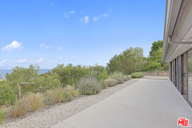 24728 Vantage Point Terrace, Malibu CA: https://media.crmls.org/mediaz/044d2c81-bb4b-49f4-a073-e1f1afc8b07d.jpg