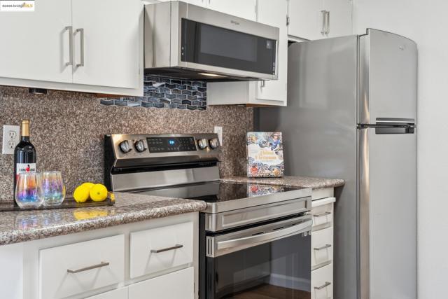 92 Schooner Ct, Richmond CA: https://media.crmls.org/mediaz/044d8325-e176-49a9-9199-7b9e064d32c5.jpg