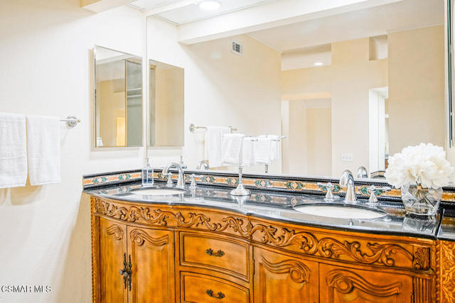 2111 Peak Place, Thousand Oaks CA: https://media.crmls.org/mediaz/044e7466-365d-4cd4-a2bb-fb8cb6241a8c.jpg