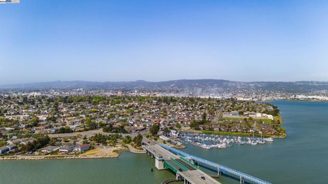 642 Centre Ct, Alameda CA: https://media.crmls.org/mediaz/044f0fdf-f770-416e-bdca-1b203a5868bd.jpg