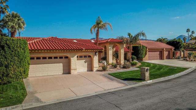 47230 Golden Bush Court, Palm Desert CA: https://media.crmls.org/mediaz/044f39e4-c33e-47e6-91b0-a7c6c8b6985b.jpg