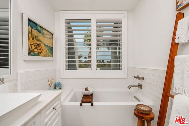 6435 Zumirez Drive, Malibu CA: https://media.crmls.org/mediaz/044fe3bb-9feb-40e8-9345-33ccb67e86d2.jpg
