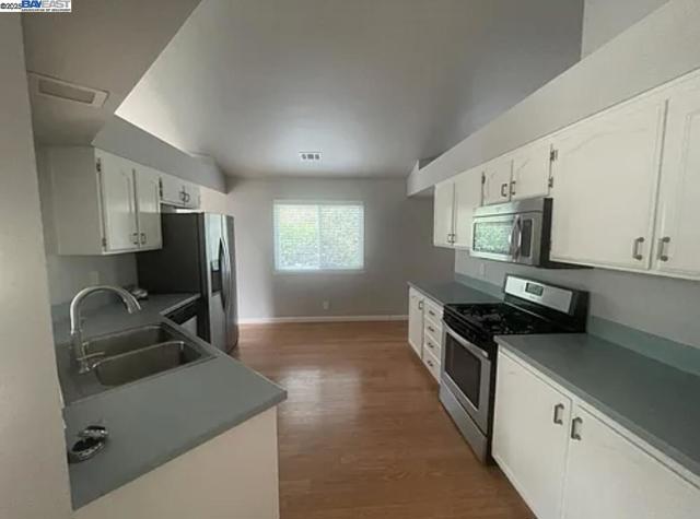 570 Daffodil Dr, Benicia CA: https://media.crmls.org/mediaz/045002b4-04f6-4beb-8c4c-dddd65f9b6e4.jpg