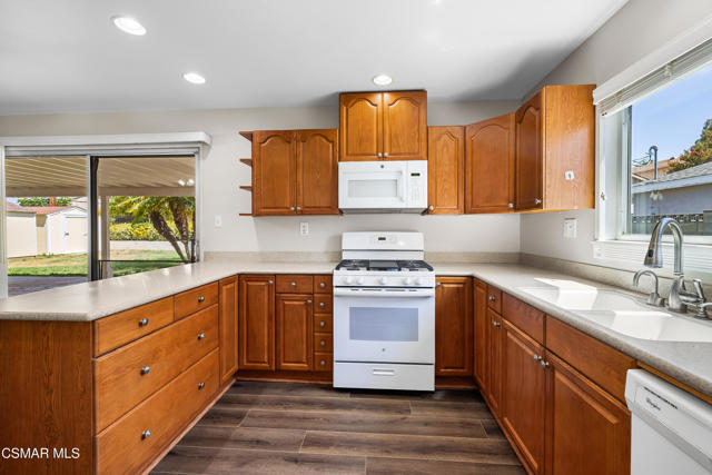 2707 Galindo Avenue, Simi Valley CA: https://media.crmls.org/mediaz/04506d53-ddb1-43cb-8ebf-afeac829ef18.jpg