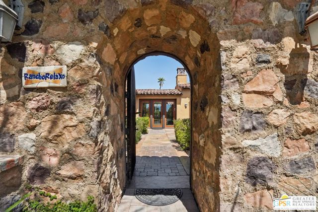 1070 Bella Vista, Palm Springs CA: https://media.crmls.org/mediaz/0450e49f-e649-41c0-9b01-09074d96c9b2.jpg