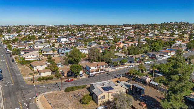 5520 Albemarle St, San Diego CA: https://media.crmls.org/mediaz/04511c6a-fb61-4e8c-b47e-46db00707428.jpg