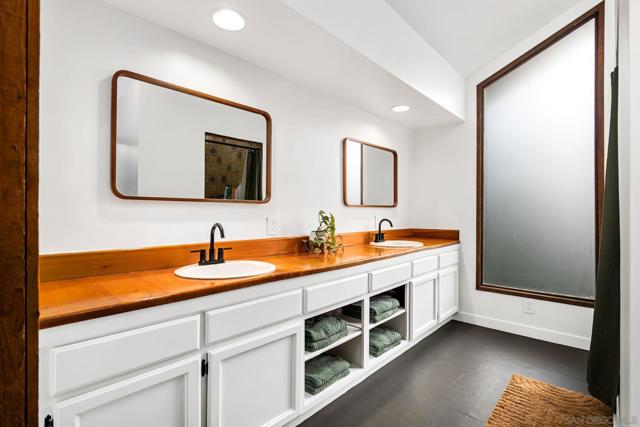 4021 Bernice Dr, San Diego CA: https://media.crmls.org/mediaz/045161a7-eb47-4baa-ac30-d71c9054cc17.jpg