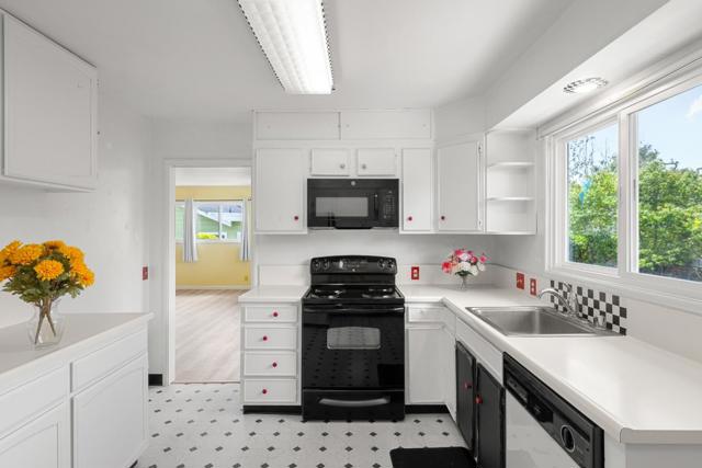 7 Setter Place, Monterey CA: https://media.crmls.org/mediaz/0451e257-70ac-4a65-a75d-d8dd44da9964.jpg