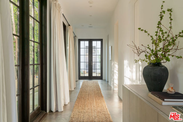 509 Santa Clara Avenue, Venice CA: https://media.crmls.org/mediaz/04533e36-7fbd-462c-aa56-8bb8719e2100.jpg